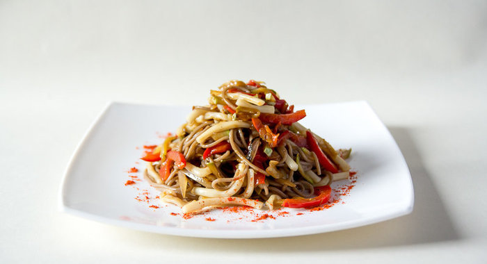 Гречневая лапша с кальмарами