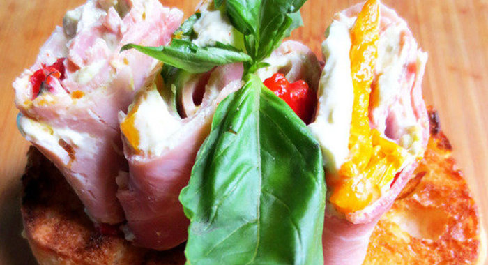 Рулетики с ветчиной на поджаренном хлебе