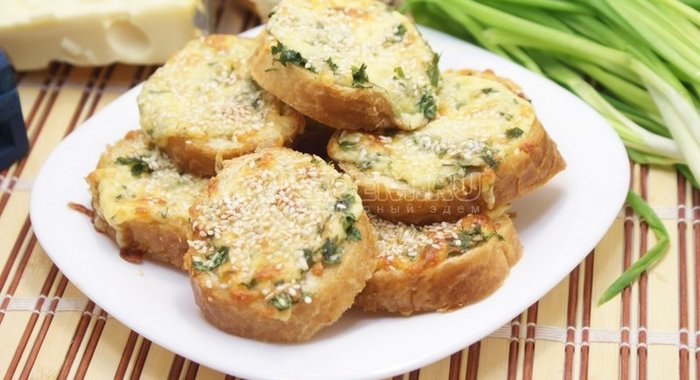 Горячие бутерброды с сыром и зеленью