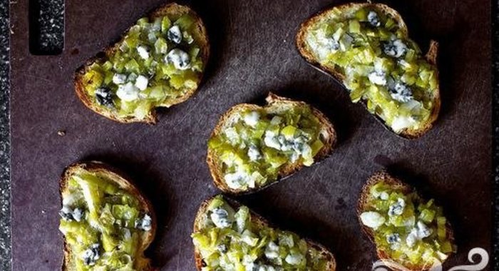 Тосты с голубым сыром и луком