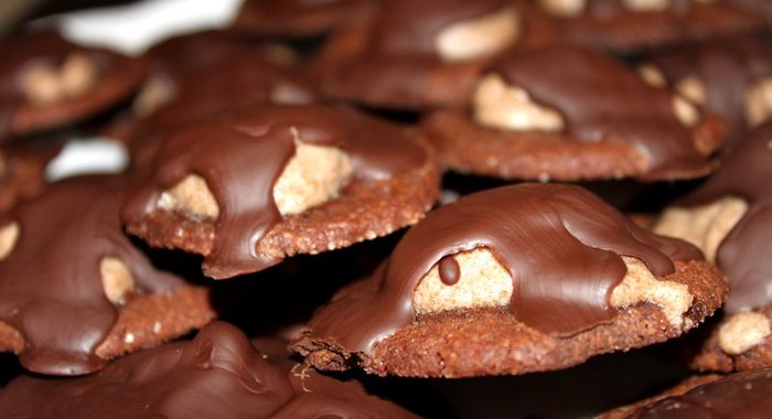 Шоколадное печенье с меренгами