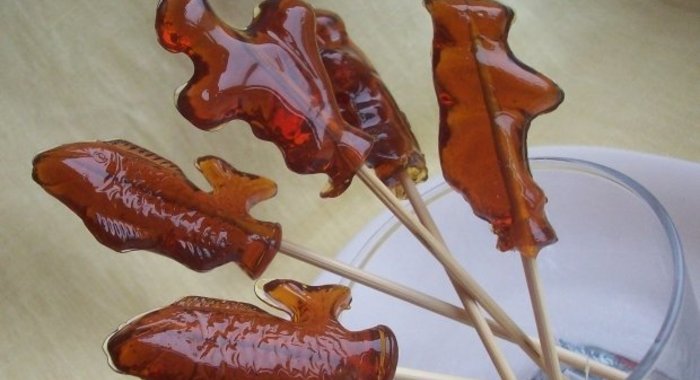 Сахарный петушок на палочке