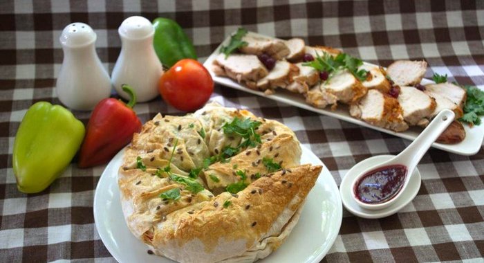 Запеченный лаваш с горошком и овощами