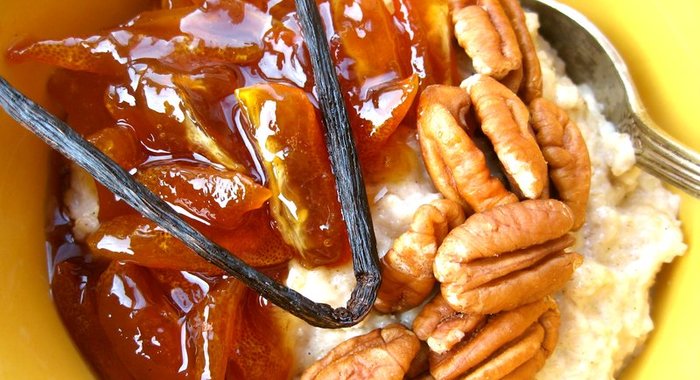 Овсяная каша с ванилью, кумкватом и пеканом