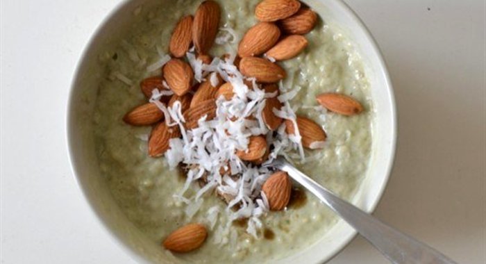 Кокосовая овсяная каша с матчей и миндалем