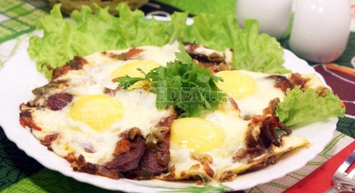 Яичница глазунья с помидорами и халапеньо