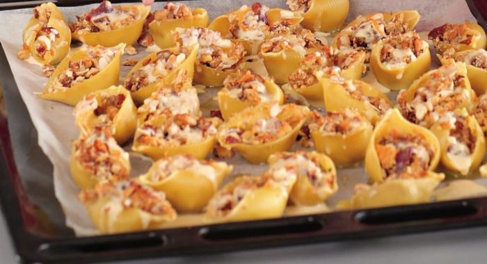 Ракушки с орехово-финиковой начинкой и английским кремом