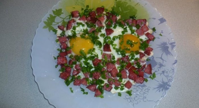 Яичница с колбасой