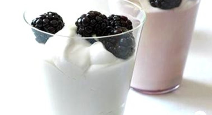 Лимонный мусс с ежевикой