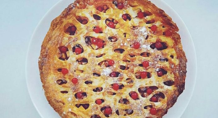 Шарлотка с фундуком и корицей