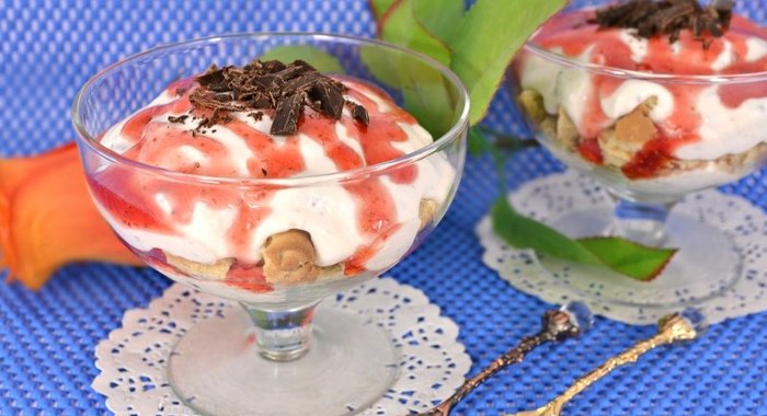 Творожный десерт с печеньем, клубничным джемом и шоколадом