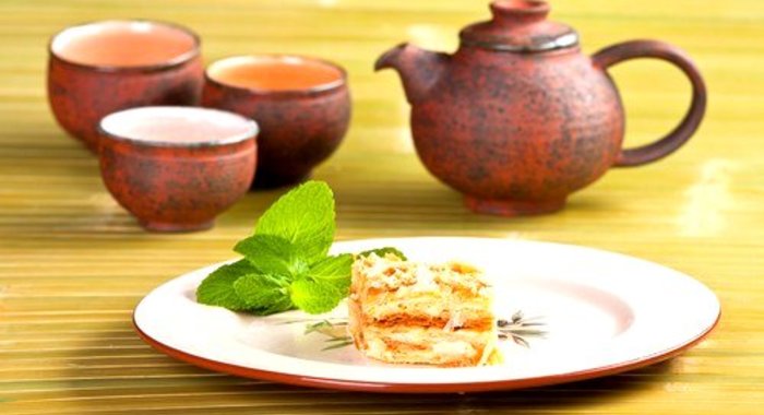 Порционные «Наполеоны» с яблоками и взбитыми сливками