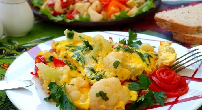 Сырный омлет с цветной капустой, колбасой и перцем