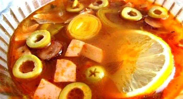 Солянка с копченой курицей