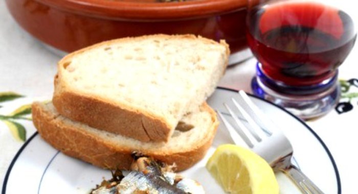 Бутерброды с сардинами на поджаренном белом хлебе