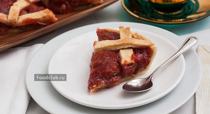 Пирог с ревенем и клубникой