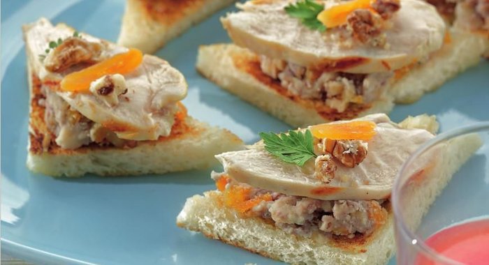 Тосты с куриной грудкой и паштетом из фасоли