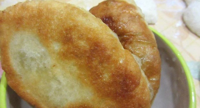 Пирожки из дрожжевого теста с творогом и зеленью