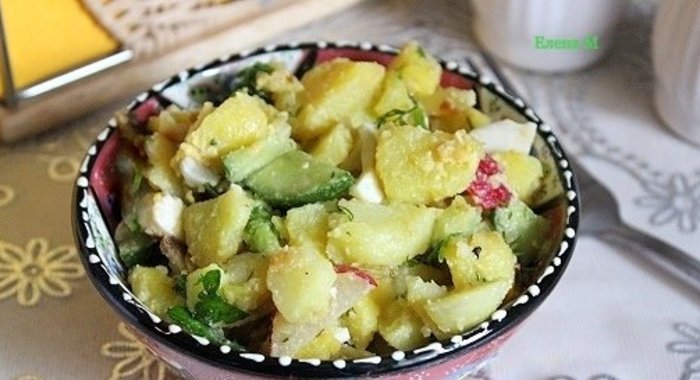 Картофельный салат с жареным луком и свежими овощами