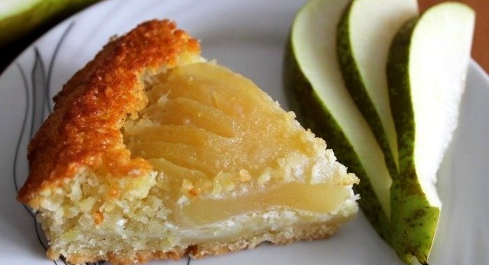 Грушевый пирог с миндалем