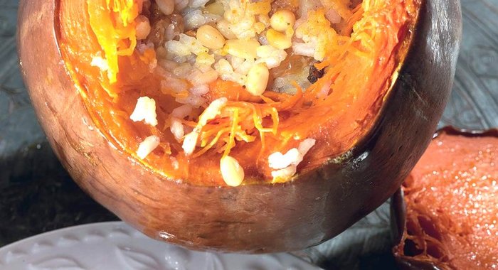 Тыква, фаршированная сладким пловом