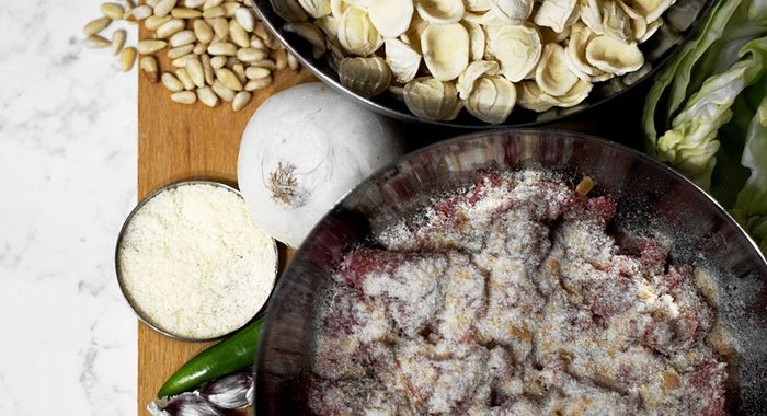 Изысканные ореккьете с фрикадельками, листовой капустой и кедровыми орешками