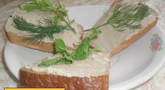 Бутерброд с маслом яйцом и селедкой