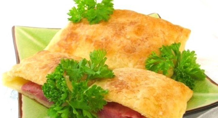 Слоеные пирожки с сыром и ветчиной
