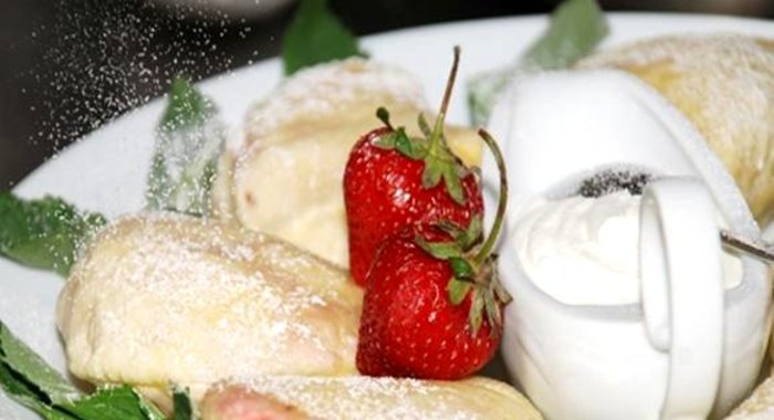 Паровые творожные вареники с клубникой