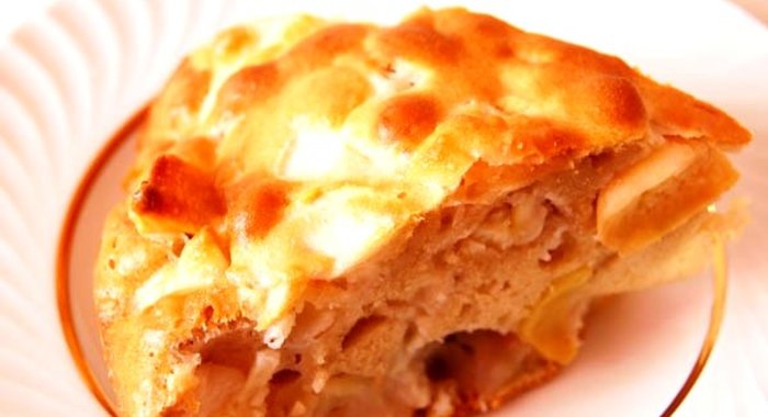 Шарлотка с яблоками на сковороде