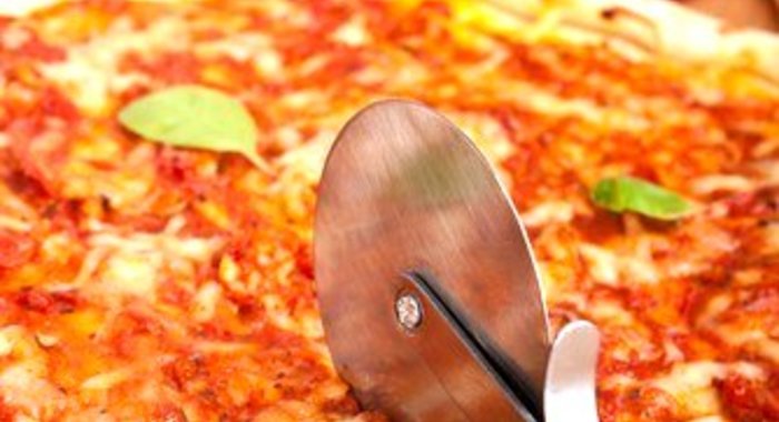 Пицца с бараниной и помидорами