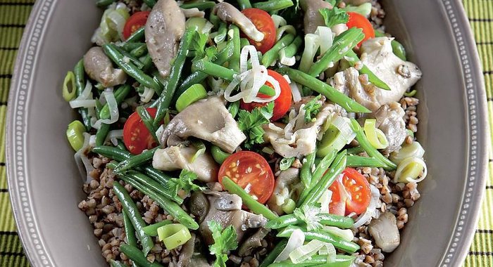 Гречневая каша с овощами и вешенками