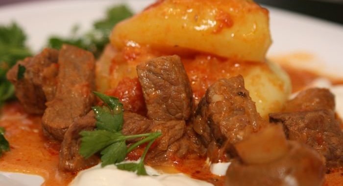 Гуляш из вареной говядины