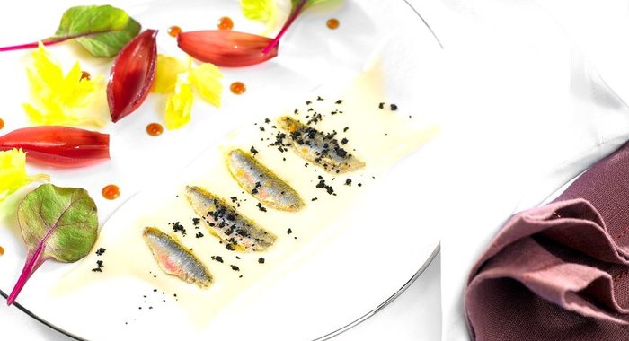 Жареная барабулька и лук со вкусом винограда «изабелла»