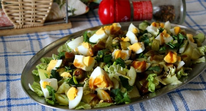 Картофельный салат с яйцом и фаршированными оливками