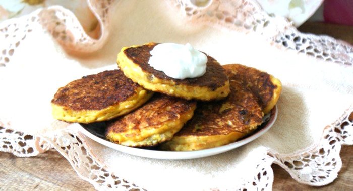 Овсяные оладьи с морковью и изюмом