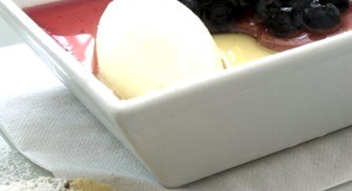 Лимонный шербет с ягодным компотом