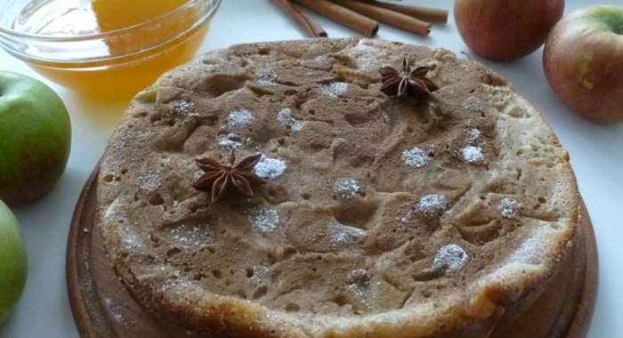 Пряничная шарлотка с медом