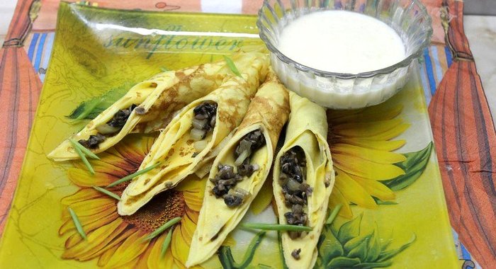 Блинчики грибные под соусом