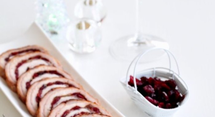 Рулет из свинины с вяленой клюквой и розмарином