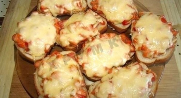 Горячие бутерброды с колбасой сыром и помидорами в духовке