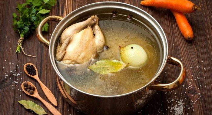 Домашняя курица в луково-яичном бульоне