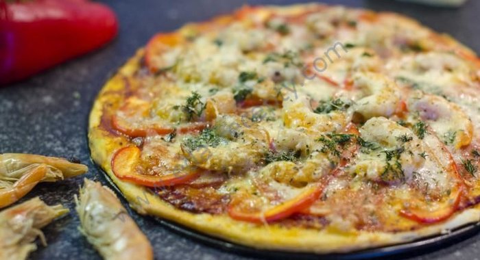 Домашняя пицца с креветками и сыром