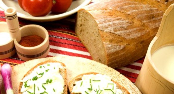 Бутерброды с творожным кремом и луком