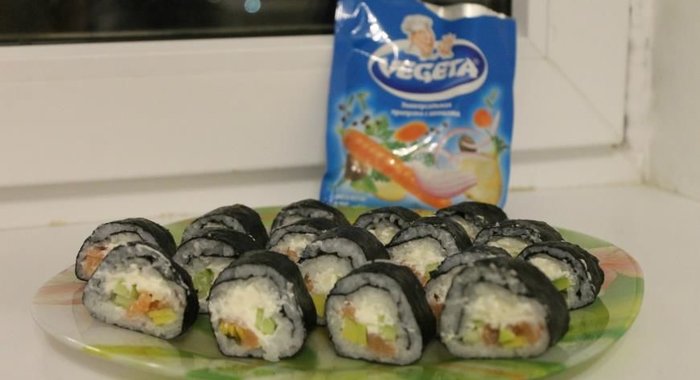 Экзотические роллы с авокадо, огурцом и семгой