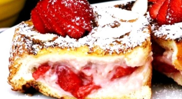 Французские тосты с начинкой из сливочного сыра и клубники