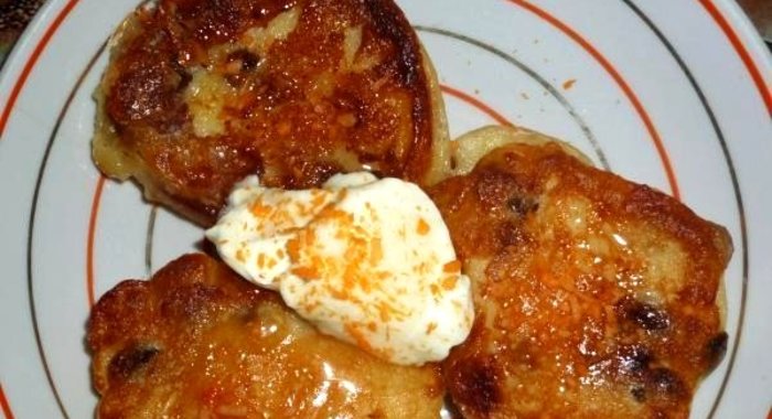 Сырники творожные с изюмом