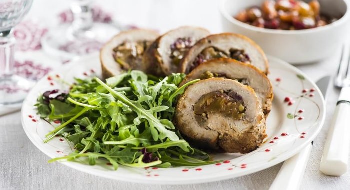 Рулет из свинины с яблоками