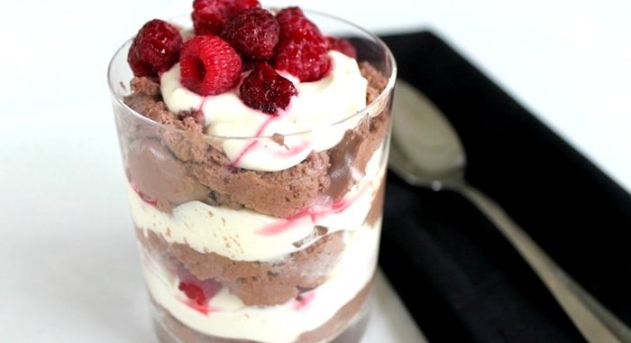 Шоколадный мусс с малиной