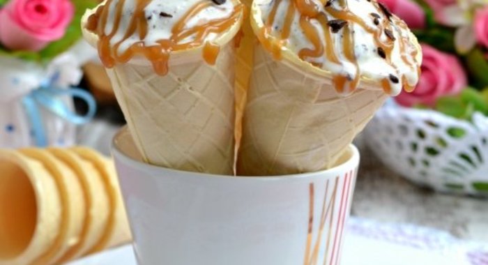 Сливочное мороженое с кусочками шоколада и карамельным соусом